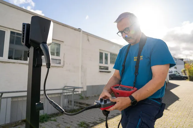 Techniker von Elektro Köhl prüft eine Wallbox mit einem Messgerät